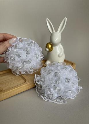 Білі святкові бантики