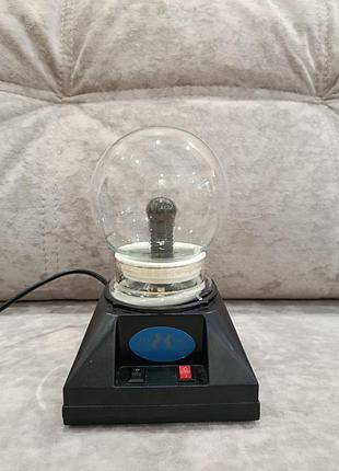 Плазменный шар с молниями