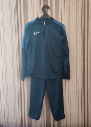 Класний спортивний костюм