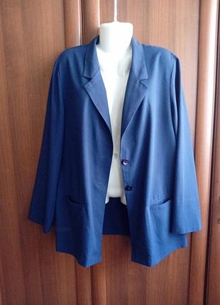 Базовый лёгкий жакет королевского размера.