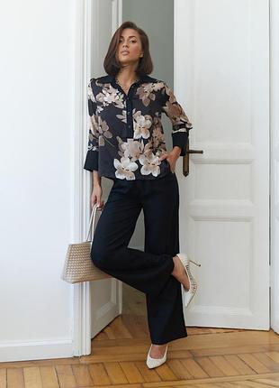 Повседневный костюм с блузкой и брюками