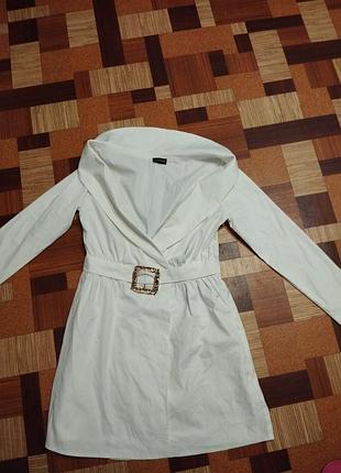 Сукня на плечах