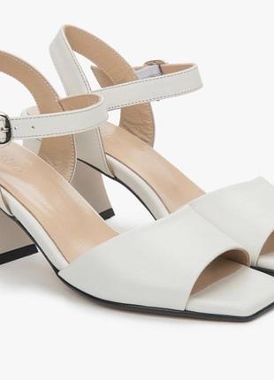 Босоножки кожаные молочные estro