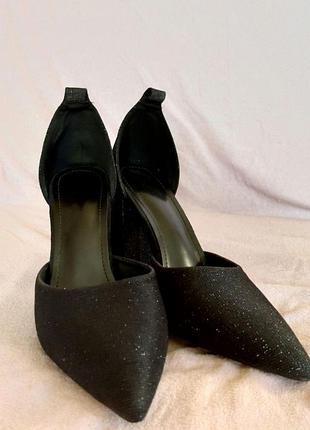 Красивые праздничные туфли в идеальном состоянии с блестками