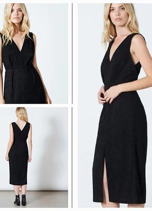 Платье черная жатка v вырез, разрез спереди