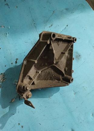 Опора кронштейн мкпп renault laguna1/megane1/scenic1/kangoo1/clio2 7700817262