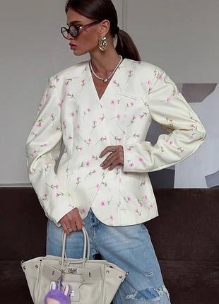 Жіночий діловий класичний піджак із квітковим принтом білий костюмна тканина