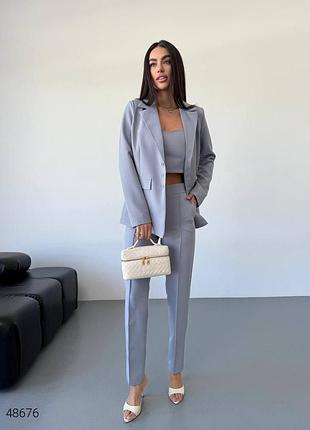 Женский костюм-тройка с топом и пиджаком серый