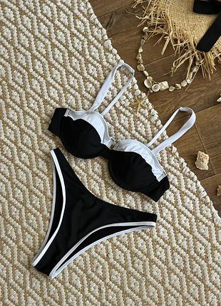 Женский черно-белый раздельный купальник