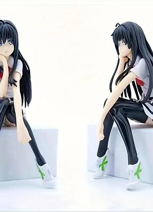 Фигурка аниме-девушки в школьной форме, сидящая — декоративная статуэтка