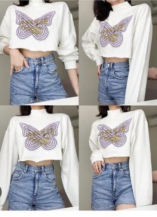 Белый оверсайз укороченный свитшот с бабочкой divided размер l.надпись карма и магия.