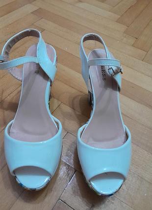 Красивые босоножки с цветами