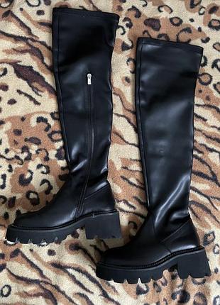 Чорні ботфорти