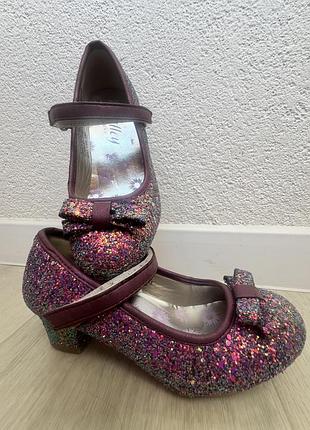 Сяючі туфельки для дівчинки
