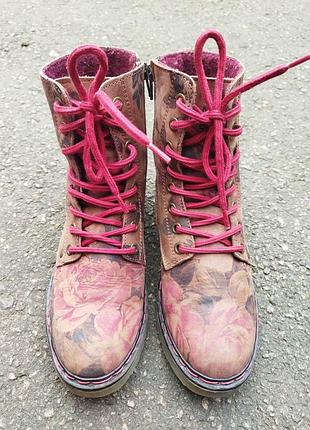 36р. шкіряні черевики в стилі dr. martens демісезонні черевики з квітковим принтом