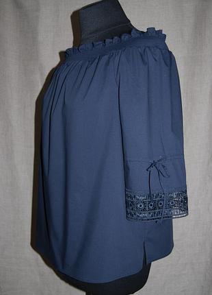 Блуза с открытыми плечами и нежными рукавами