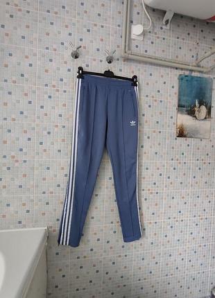 Спортивні штани adidas.
