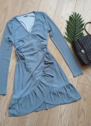 Голубое платье на запах, с воланами