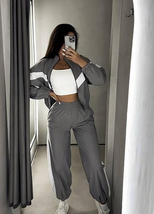 Спортивный костюм с белыми вставками с укороченной кофтой на молнии с брюками джоггерами