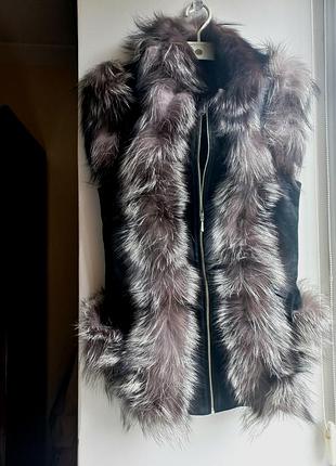 Элегантная замшевая жилетка с натуральным мехом песца