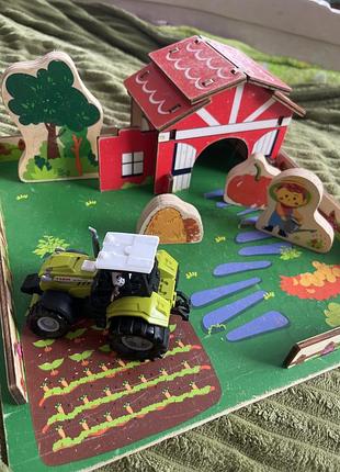 Деревʼяна німецька іграшка ферма з домиком фігури трактора
