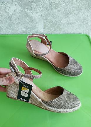 Нові жіночі золотисті босоніжки на широку ногу 39.5/6.5 розміру від бренду marks and spencer m&s