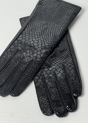 Жіночі шкіряні рукавички зі зміїним принтом чорного кольору