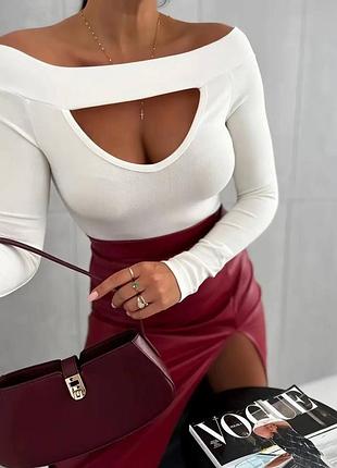 Женская кофта с вырезом