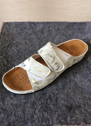 Женские ортопедические белые шлепанцы низкий ход подойдут на широкую ножку