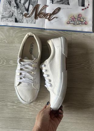 Белые стильные кеды