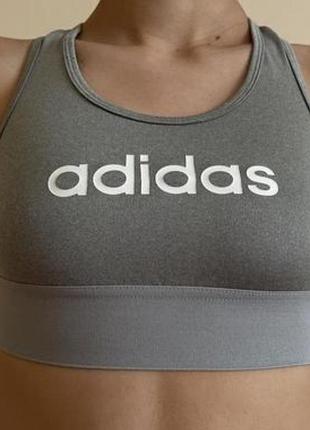 Спортивний сірий топ adidas