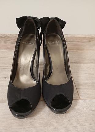 Туфли с открытым носком на каблуке