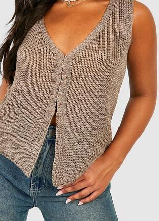 Вязаный жилет с крючком и люверсами