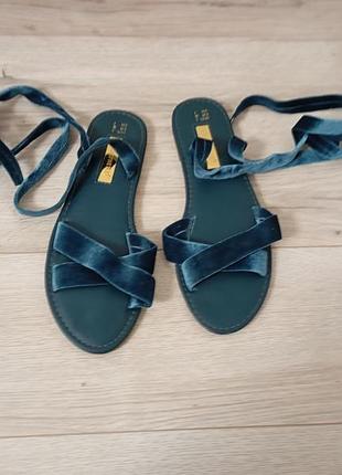 Босоножки синего цвета на плоской подошве с завязками