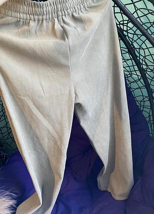 Штани в рубчик.