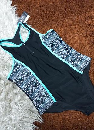 Стильний суцільний купальник