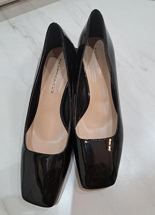 Женские тувки на каблуке черные лаковые
