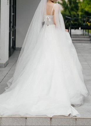 Стильна вишукана весільна сукня а-силуету зі шлейфом з рукавами-крилами (студія олени мартинович)