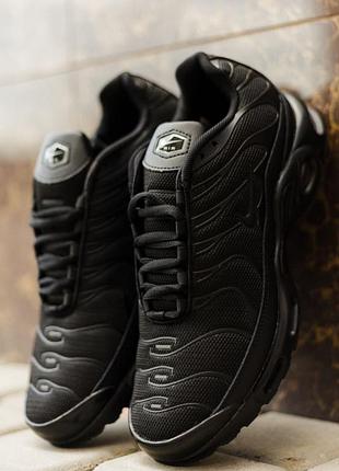 Nike tn  • black •