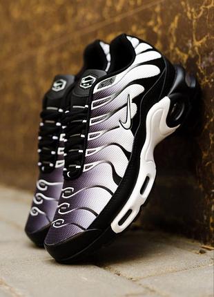 Nike tn  • black white •