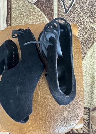Босоножки закрытые на каблуке