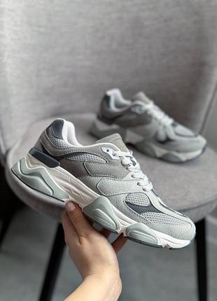 Кроссовки женские