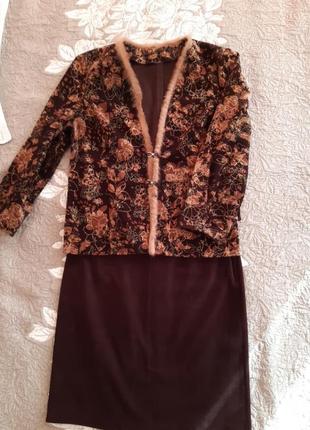 Нарядный, эллегантный юбочный костюм, юбка шоколадного цвета, пиджак расписан у зорами