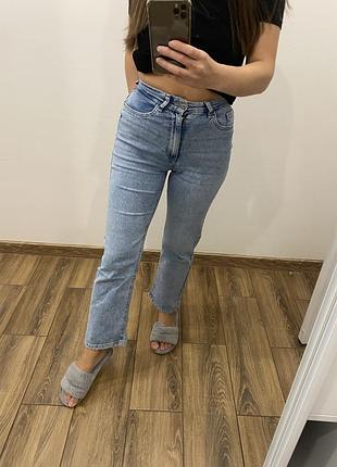 Джинси прямі тягнуться світлі джинси