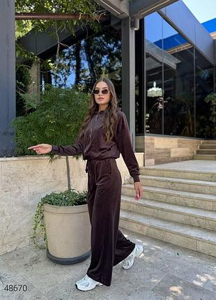 Женский велюровый костюм с капюшоном коричневый