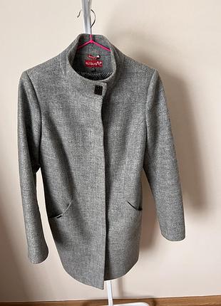 Пальто сірого кольору розмір м