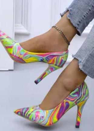 Нові яскраві жіночі туфлі.