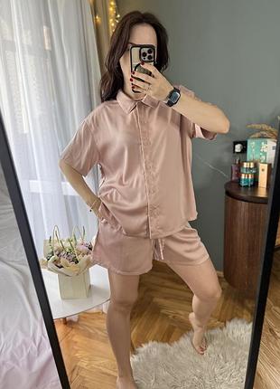 Сатиновая розовая пижама шорты и рубашка uniqlo