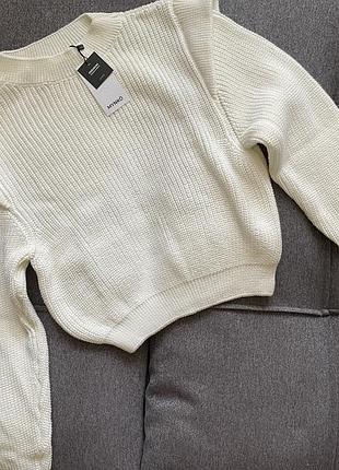 Новый свитер с плечиками осенний