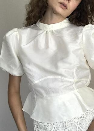 Красива ошатна блуза з відкритою спинкою з рукавами-ліхтариками з баскою